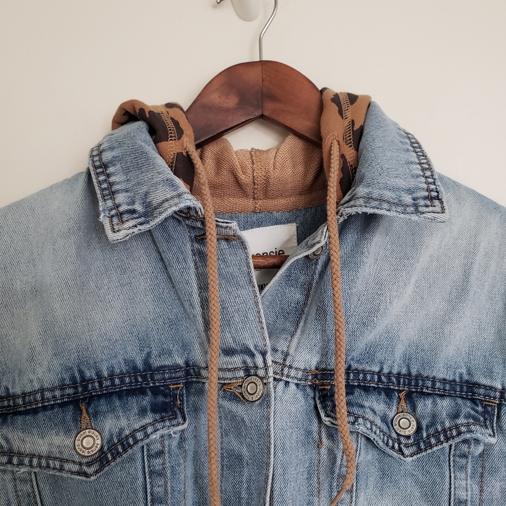 🌞SOLD🌞 Kensie Jeans Jean Jacket Womens Size Medium Leopard Print Raw Hem - Picture 2 of 11
